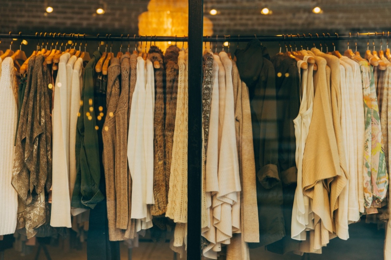 boutique-LA ROQUE EN PROVENCE-min_clothe_fashion_store_shop_window_store_front-21277