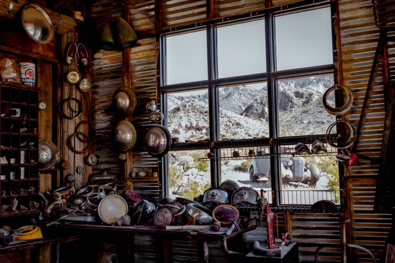 boutique-LA ROQUE EN PROVENCE-min_shop_window_part_junk_abandoned-138873