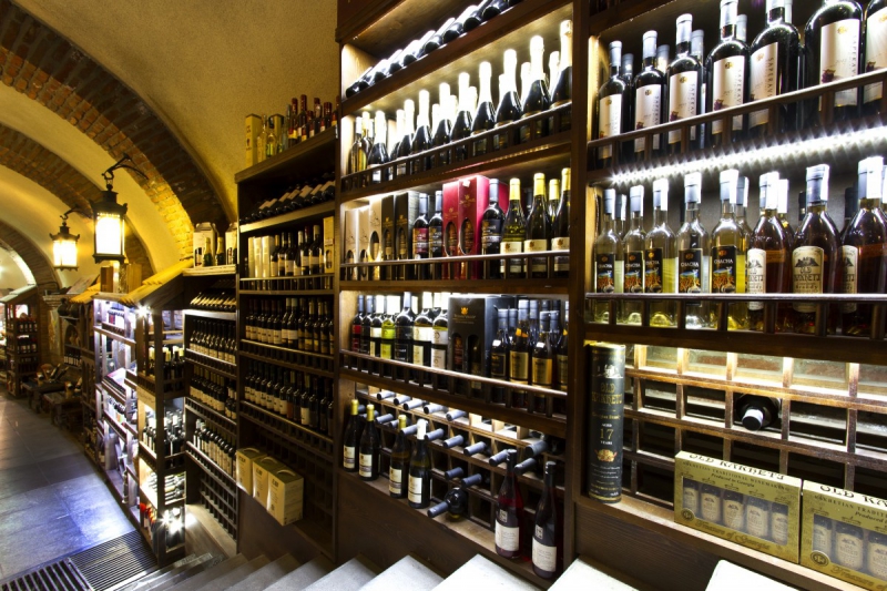 boutique-LA ROQUE EN PROVENCE-min_world_street_travel_shop_canon_georgia_wine_bottles-429767